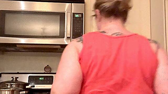 Milf cooks sausage with buttcrack out