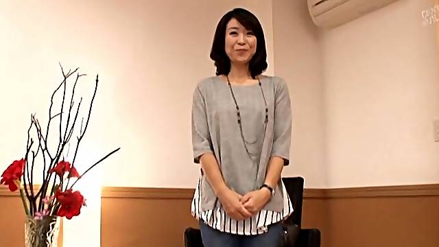 Mature Japanese woman with small tits - Murasaki Chizuru